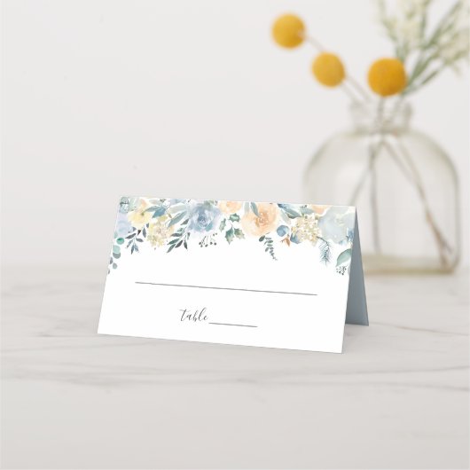 Elegante Pastel Vanilla Blue Floral Wedding Platzkarte (Vorderseite)