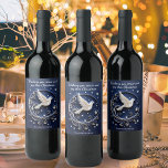 Elegante Peace Dove Sky Stars Blue White Christmas Weinetikett<br><div class="desc">Geben Sie Ihren Weihnachtsweingeschenken ein stilvolles Aussehen mit diesen personalisierten Etiketten. Das Design zeigt eine schöne Taube, ein traditionelles Symbol der Ruhe, in einem dunkelblauen Himmel mit Sternen und Schneeflocken. Das Etikett ist flach gedruckt, doch das Bild kann manchmal eine Illusion eines aus dem Bild herausfliegenden Papervogels sein. Der Gruß...</div>