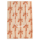 Elegante Peach Imitats Satin Ribbon Bow Mittlere Geschenktüte (Rückseite)