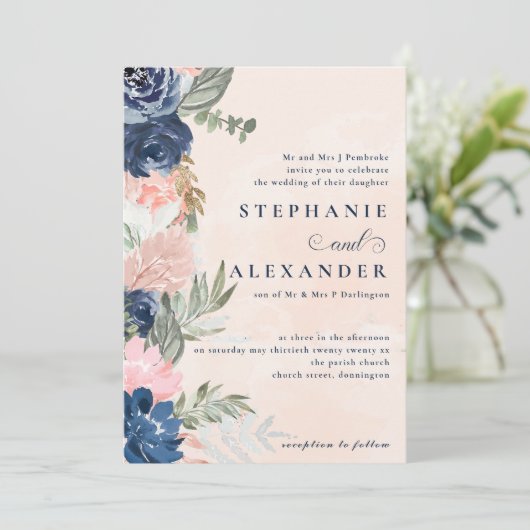 Elegante Peach und Blaue Blume feierliche Hochzeit Einladung (Stehend Vorderseite)