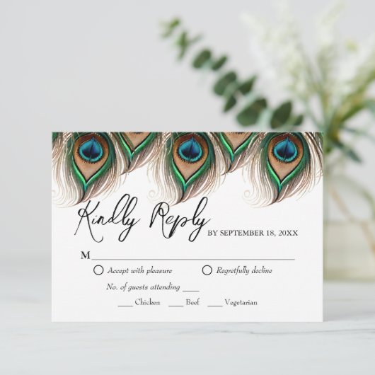 Elegante Peacock Feather Wedding RSVP Card Karte (Stehend Vorderseite)
