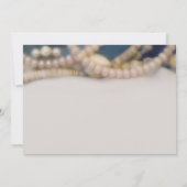 Elegante Perlen & Muscheln Beach Wedding Einladung (Rückseite)