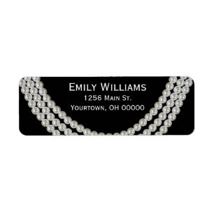 Elegante Perlenkette auf Schwarz
