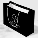 Elegante Personalisierte Bridesmaid in Schwarz und Große Geschenktüte<br><div class="desc">Elegante Personalisierte Bridesmaid-Geschenke in Schwarz und Weiß mit personalisierten Monogrammen im eleganten Stil der Kalligraphie mit Name und Titel der Brautjungfrau im klassischen Serif-Schriftart-Stil. Auch perfekt für die Trauzeugin,  Blumenmädchen,  Brautmutter und vieles mehr.</div>