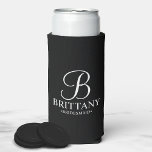 Elegante Personalisierte Bridesmaid in Schwarz und Selters Dosenkühler<br><div class="desc">Elegante Personalisierte Bridesmaid-Geschenke in Schwarz und Weiß mit personalisierten Monogrammen im eleganten Schriftart-Stil mit  Schriftzeichen und Namen in klassischem Serif-Schriftart auf schwarzem Hintergrund. Auch perfekt für Trauzeugen,  Trauzeuge,  Brautvater,  Trauzeugin,  Blume Mädchen,  Brautmutter und mehr.</div>