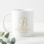 Elegante Personalisierte Bridesmaid in Weiß und Go Kaffeetasse<br><div class="desc">Elegante Personalisierte Bridesmaid-Geschenke mit personalisiertem Monogramm in goldfarbenem,  elegantem Drehbuch-Schriftart-Stil mit Name und Titel der Brautjungfrau im klassischen Schriftart-Stil. Auch perfekt für die Trauzeugin,  Blumenmädchen,  Brautmutter und vieles mehr. Bitte beachten Sie: Die Details der Folie werden im Kunstwerk simuliert. Bei der Herstellung dieses Produktes wird keine Folie verwendet.</div>