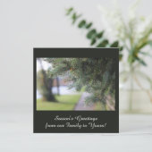 Elegante Personalisierte Evergreen Branches Dunkel Feiertagskarte (Stehend Vorderseite)