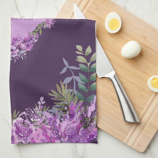 Elegante Personalisierte Lila und Gpflanzenflora Geschirrtuch (Viertel Falte)