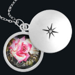 Elegante Personalisierte Rose Foto Locket Necklace<br><div class="desc">Das elegante Design der Personalisierten Rose Foto Locket Necklace zeichnet sich durch eine schöne,  rosa Rose aus,  die als Hintergrund für den von Ihnen angegebenen Namen dargestellt wird und in einem dekorativen,  weißen Schriftart dargestellt wird. Bilder können durch Ihr Foto ersetzt werden.</div>
