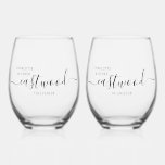 Elegante Personalisierte Script Couple Name Weddin Weinglas Ohne Stiel<br><div class="desc">Ein elegantes Paar Hochzeitswein-Gläser personalisieren mit Ihren Namen in einem modernen Drehbuch mit Ihrem Hochzeitsdatum. Erstellen Sie ein Set für 2,  oder kaufen Sie mehrere für Ihre Hochzeitsfeier,  oder Probe-Dinner,  Brautparty,  Junggeselinnen-Abschied oder Bachelor-Party.</div>