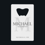 Elegante Personalisierte Trauzeugen Geldbeutel Flaschenöffner<br><div class="desc">Fügen Sie Ihrer Hochzeit eine persönliche Touch mit personalisierten Trauzeugen Kreditkarten Flaschenöffner hinzu. Dieser Flaschenöffner zeigt den Namen des personalisierten Trauzeugen mit Titel und Hochzeitdatum in Grau und Monogramm in hellgrau als Hintergrund,  im klassischen Serif Schriftart Stil,  auf weißem Hintergrund. Auch perfekt für Trauzeuge,  Brautvater,  Ringträger und mehr.</div>