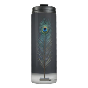 Elegante Pfauenfeder auf dunklem Hintergrund Thermosbecher