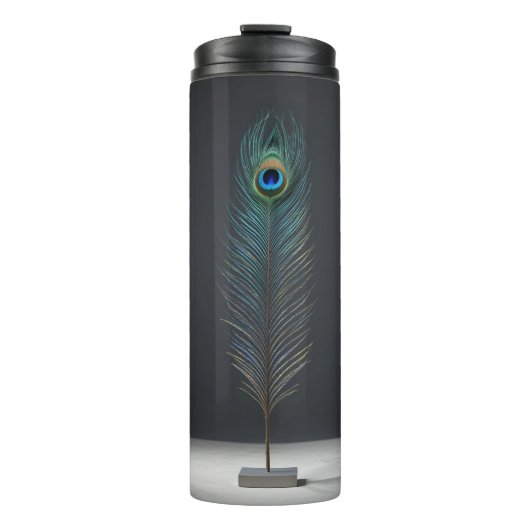 Elegante Pfauenfeder auf dunklem Hintergrund Thermosbecher (Vorderseite)