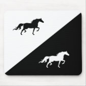Elegante Pferde Silhouetten auf Schwarz & Weiß Mousepad (Vorne)