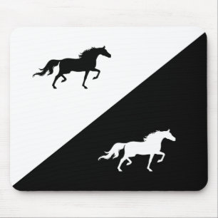 Elegante Pferde Silhouetten auf Schwarz & Weiß Mousepad