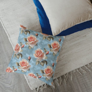 Elegante Pfirsichrosen auf blauem Hintergrund Kissen