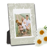 Elegante Picture Easel Back Frameless Foto Holder Fotoplatte<br><div class="desc">Die Tabletop-Plakette mit integriertem Aasel besticht durch Ihr Lieblings-Foto, umgeben von weißem Blattwerk, Punkten und Beeren auf einem hellgrünen Hintergrund. Ändern Sie die Hintergrundfarbe, um Ihrem Foto zu entsprechen. ÄNDERN Sie den FAMILY-Text auf irgendetwas - TIPP: Legen Sie Ihren Text zwischen den beiden Quadraten, um den Text-Swashes beizubehalten. Gut als...</div>