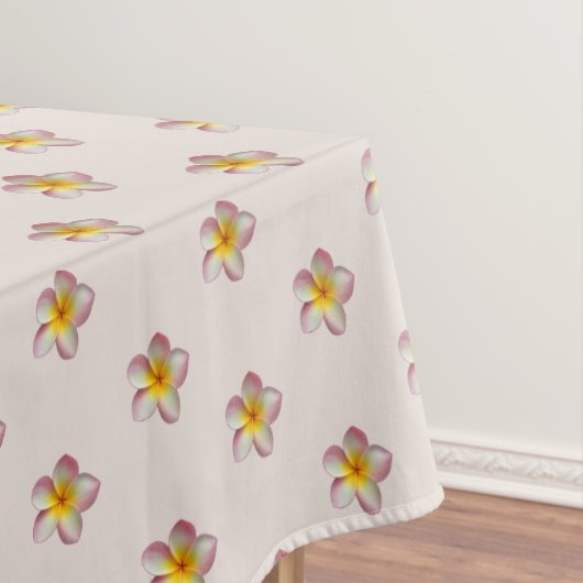 Elegante Pink Plumeria Blume auf Champagne Beige Tischdecke (Beispiel)
