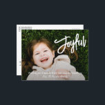 Elegante Pinselschrift Joyful Moderne Weihnachten<br><div class="desc">Moderne religiöse Weihnachtspostkarte mit einem schlichten und minimalen Design mit "Joyful" in einem eleganten weißen Pinselskript,  zusammen mit Ihrer Botschaft und Ihrem Familiennamen über Ihr Lieblings-Foto.</div>
