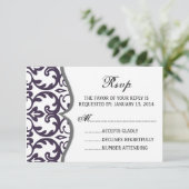 Elegante Plum Damask Heart Wedding RSVP Card (Stehend Vorderseite)