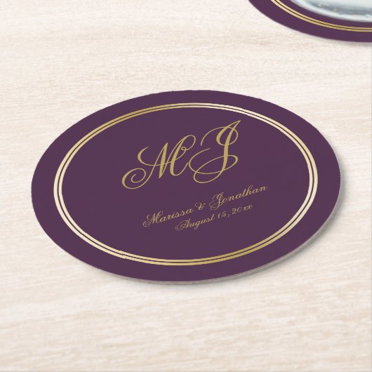 Elegante Plum Gold Monogram Script Hochzeit Runder Pappuntersetzer (Angewinkelt)