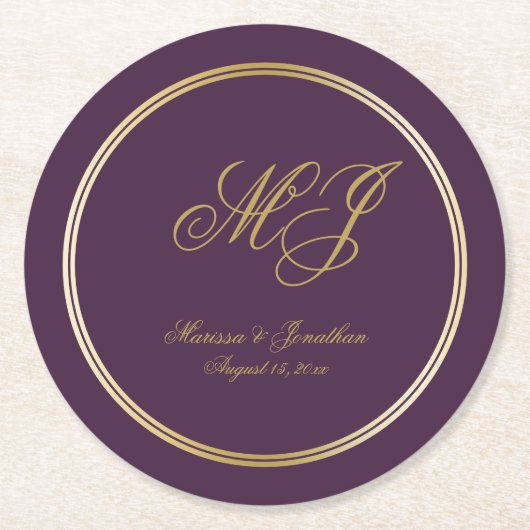 Elegante Plum Gold Monogram Script Hochzeit Runder Pappuntersetzer (Vorderseite)