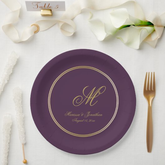 Elegante Plum Lila Gold Monogram Script Hochzeit Pappteller (Hochzeit)