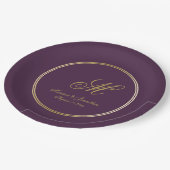 Elegante Plum Lila Gold Monogram Script Hochzeit Pappteller (Schrägansicht)