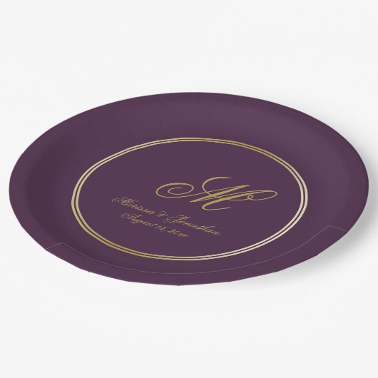 Elegante Plum Lila Gold Monogram Script Hochzeit Pappteller (Schrägansicht)