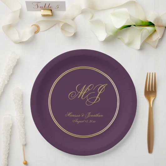 Elegante Plum Lila Gold Monogram Script Hochzeit Pappteller (Hochzeit)