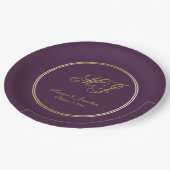 Elegante Plum Lila Gold Monogram Script Hochzeit Pappteller (Schrägansicht)