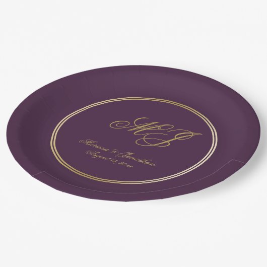 Elegante Plum Lila Gold Monogram Script Hochzeit Pappteller (Schrägansicht)