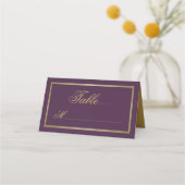 Elegante Pum Lila Gold Calligraphy Wedding Platzkarte (Vorderseite)