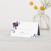 Elegante Pum Lila & Indigo Blue Floral Wedding Platzkarte (Vorderseite)
