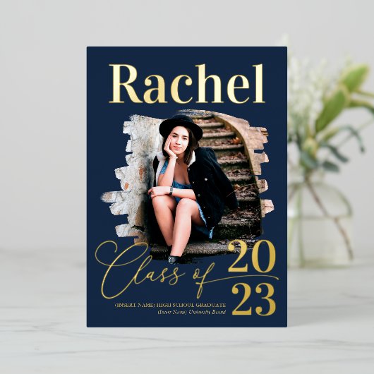 Elegante Real Gold Typografie Class of Abschluss Folieneinladung (Stehend vorne)