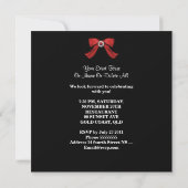 Elegante Red Black Damask Bow Birthday Party Einladung (Rückseite)