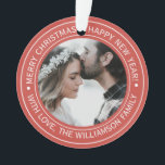 Elegante Red Christmas Monogram Foto Ornament<br><div class="desc">Weihnachts-Monogramm-Foto mit Ihrem Familiennamen in weißer, moderner Typografie und Foto auf einem warmen, roten Hintergrund. Fügen Sie einfach Ihren Namen und Ihren persönlichen Text hinzu und schicken Sie Ihrer Familie und Freunden eine Liebe mit diesem perfekten Weihnachtsbaumschmuck. Exklusiv für Sie entworfen von Happy Dolphin Studio. Wenn Sie Hilfe oder passende...</div>