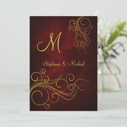 Elegante Red Gold Monogram Wedding Einladung (Stehend Vorderseite)