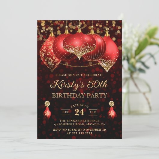 Elegante Red & Gold Weihnachtsbaumhäuser 50. Gebur Einladung (Stehend Vorderseite)