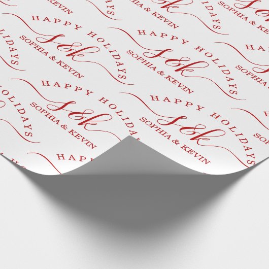 Elegante Red Script Monogram Name Happy Holidays Geschenkpapier (Ecke)