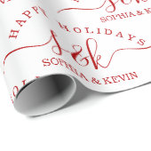 Elegante Red Script Monogram Name Happy Holidays Geschenkpapier (Rolleneckpunkt)