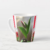 Elegante Red Tulips Design Latte Tasse (Linke Ecke)