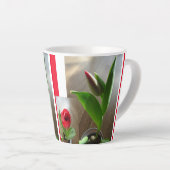 Elegante Red Tulips Design Latte Tasse (Rechte Ecke)