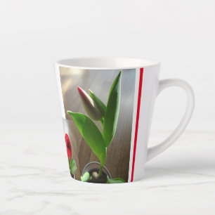 Elegante Red Tulips Design Latte Tasse