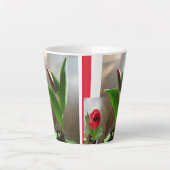 Elegante Red Tulips Design Latte Tasse (Vorderseite)