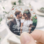 Elegante Retro Script & Foto Hochzeit Vielen Dank Runder Aufkleber<br><div class="desc">Fügen Sie eine elegante personalisierte Touch zu Hochzeit Dankeschön-Karten und Empfang-Gastgeschenke mit maßgeschneiderten Foto rund Aufkleber / Umschlag Aufkleber. Das Bild und alle Formulierungen auf dieser Vorlage sind einfach zu personalisieren. "Vielen Dank" kann in Liebe & Dank geändert werden, willkommen, die Initialen des Paares, andere Texte, oder es kann ganz...</div>