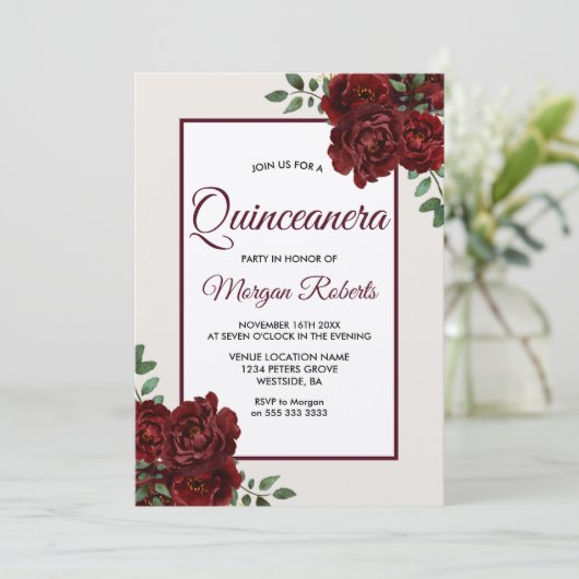 Elegante romantische Burgunder Rose Quinceanera Einladung (Stehend Vorderseite)