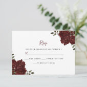 Elegante romantische Rote Rose Wedding RSVP Karte (Stehend Vorderseite)