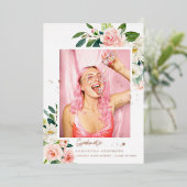 Elegante Rosa Blumenmotive Folieneinladung (Stehend vorne)