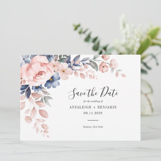 Elegante rosa Blumenschrift Botanische Hochzeit Save The Date (Stehend Vorderseite)